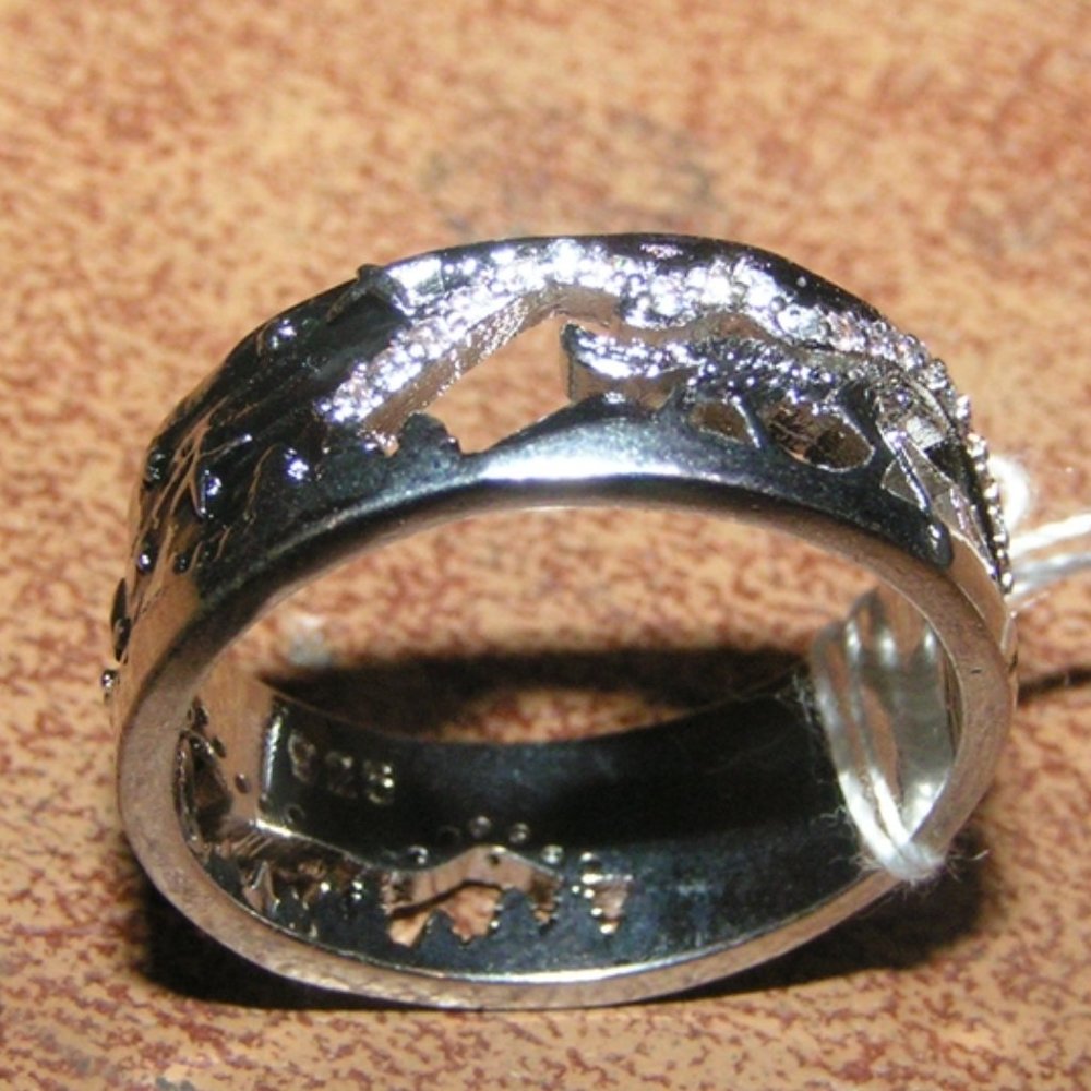 NWOT Silver Running Wolf Ring w/Rhinestones